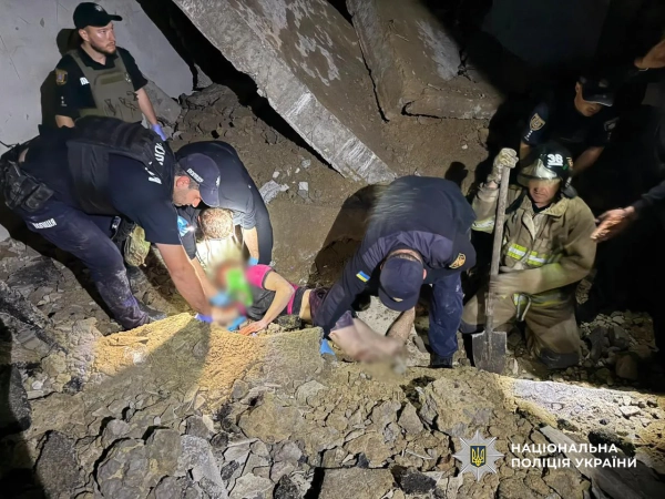 Одещина: Рятувальники визволяли чоловіка з-під плити
