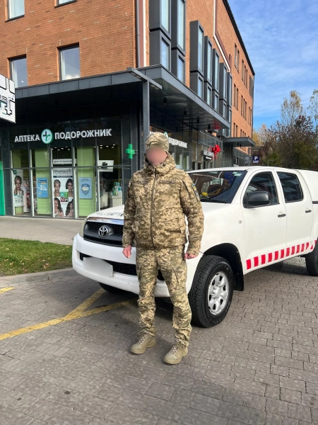 Команда, що працює над підготовкою автомобілів