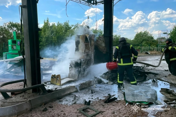 Нікополь під вогнем: ворожі удари по АЗС, є жертви 14 Нікополь під вогнем: ворожі удари по АЗС, є жертви 12