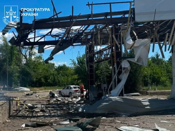 Чергова атака на Дергачі: росіяни обстріляли АЗС, є постраждала