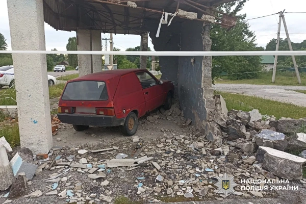 П'яний водій з дітьми врізався в зупинку на Хмельниччині 5