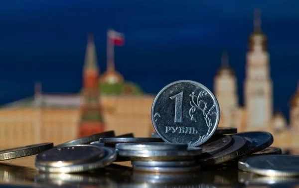 Завантажити застосунок: як росія рятує економіку війною
