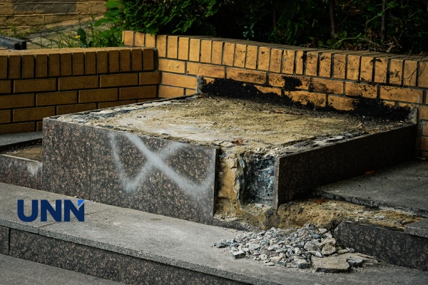 Андріївський узвіз: демонтовано пам'ятник Булгакову 7