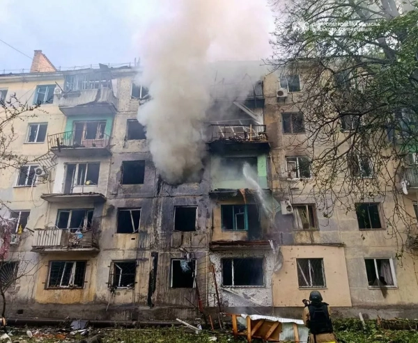 Атака на Павлоград: четверо поранених, пошкоджено багатоповерхівку 6 Атака на Павлоград: четверо поранених, пошкоджено багатоповерхівку 4