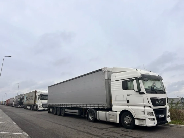 Спека: обмеження для вантажівок на кордоні з Румунією