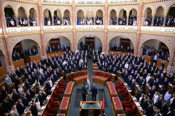 Угорський парламент: депутатам скоротили зарплати