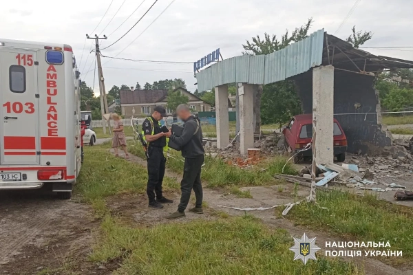 П'яний водій з дітьми врізався в зупинку на Хмельниччині 4