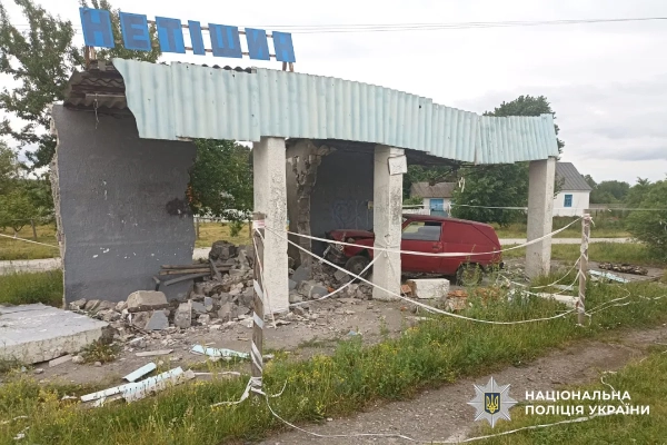 П’яний водій з дітьми врізався в зупинку на Хмельниччині