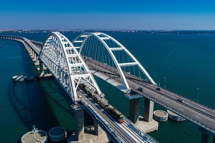Україна «розчищає шлях» для удару по Кримському мосту – британська розвідка