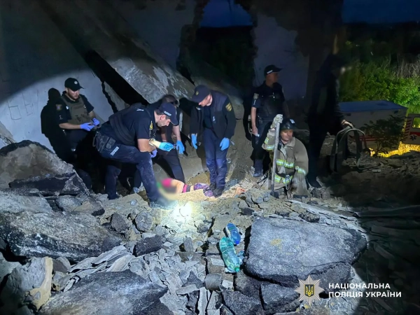 Одещина: Рятувальники визволяли чоловіка з-під плити 4