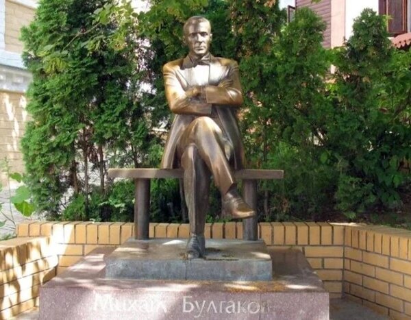 У Києві демонтували пам’ятник Булгакову: кадри події