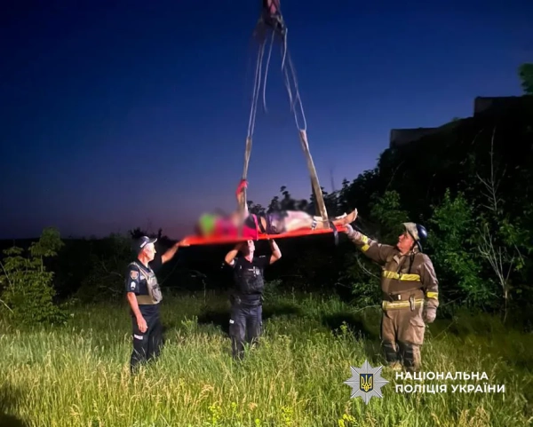 Одещина: Рятувальники визволяли чоловіка з-під плити 6