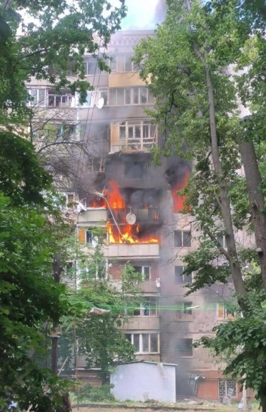 Краматорськ: удар по багатоповерхівці, четверо поранених 6 Краматорськ: удар по багатоповерхівці, четверо поранених 4