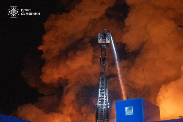 У Сумах росіяни вдарили по рятувальниках під час гасіння пожежі 12 У Сумах росіяни вдарили по рятувальниках під час гасіння пожежі 10
