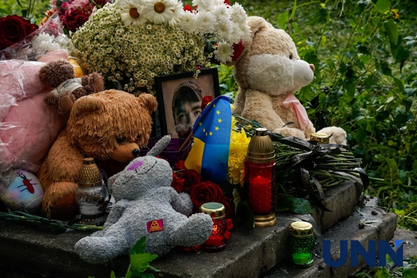 Молитва за загиблих біля зруйнованого будинку в Києві 16 Молитва за загиблих біля зруйнованого будинку в Києві 14