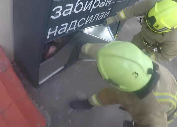 Дівчина в поштоматі: рятувальники визволяли дитину з пастки