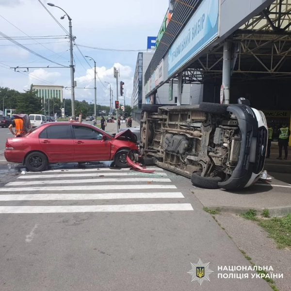 Харків: Швидка перекинулася після ДТП, є постраждалі 5