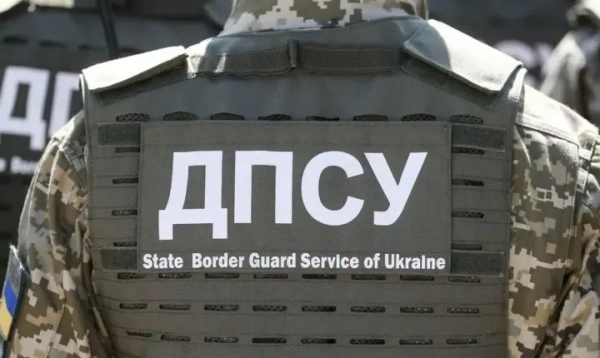 Прикордонник витяг шедеври з-під руїн Часового Яру