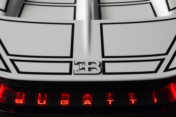 Bugatti W16 Mistral: ексклюзив з порцеляною 17 Bugatti W16 Mistral: ексклюзив з порцеляною 15