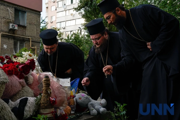 Молитва за загиблих біля зруйнованого будинку в Києві 12 Молитва за загиблих біля зруйнованого будинку в Києві 10