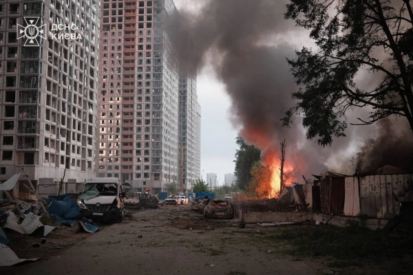 ДСНС: Наслідки обстрілу Києва – руйнування, пожежі, пошук людей 16 ДСНС: Наслідки обстрілу Києва – руйнування, пожежі, пошук людей 14