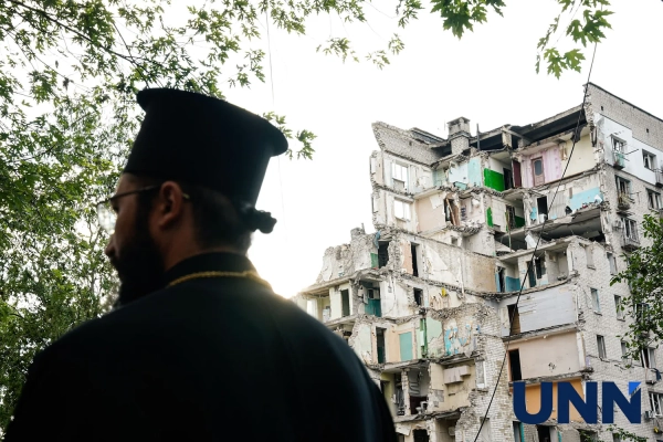 Молитва за загиблих біля зруйнованого будинку в Києві 14 Молитва за загиблих біля зруйнованого будинку в Києві 12