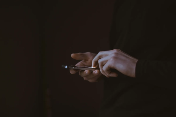 Facebook та Instagram: просувають ШІ-додатки, що “оголюють” людей