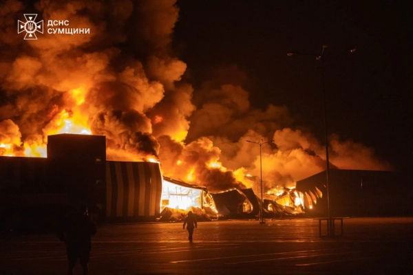 У Сумах росіяни вдарили по рятувальниках під час гасіння пожежі 10 У Сумах росіяни вдарили по рятувальниках під час гасіння пожежі 8
