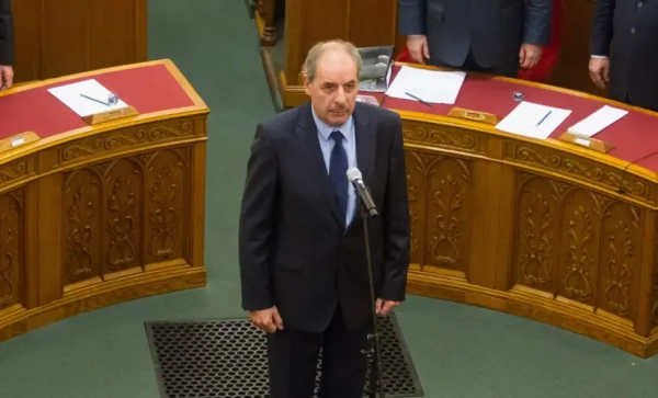Головна 11 Угорщина: президент має підписати відмову від повноважень
