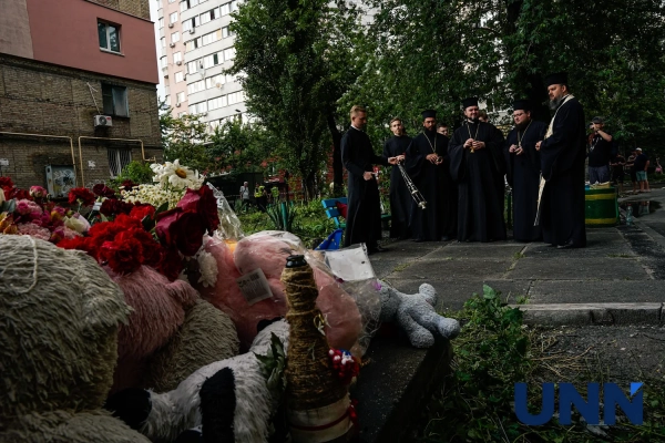 Молитва за загиблих біля зруйнованого будинку в Києві 19 Молитва за загиблих біля зруйнованого будинку в Києві 17