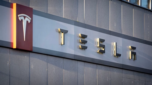 Tesla: акції впали на 15% після слабкого звіту