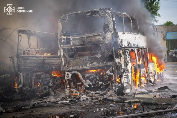 4 поранених: РФ атакувала Одесу, під удар автопарк та санаторій 20 4 поранених: РФ атакувала Одесу, під удар автопарк та санаторій 18