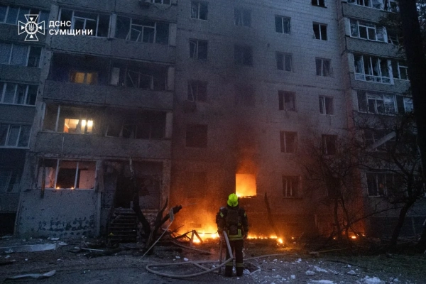У Сумах росіяни вдарили по рятувальниках під час гасіння пожежі 15 У Сумах росіяни вдарили по рятувальниках під час гасіння пожежі 13