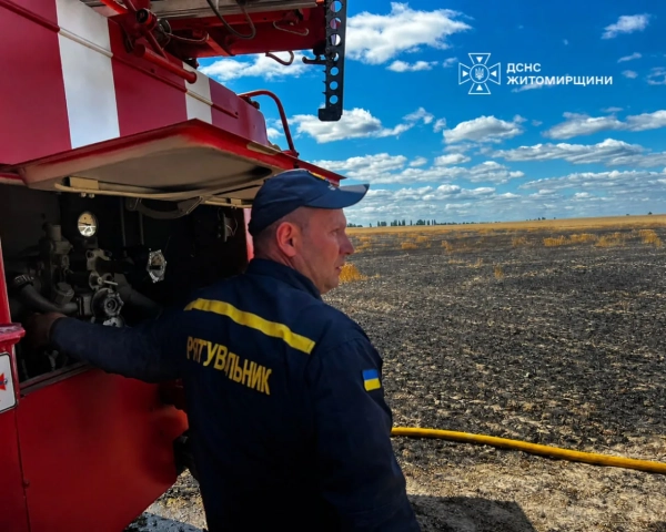 Обстріл РФ: пожежа на пшеничному полі на Житомирщині 4