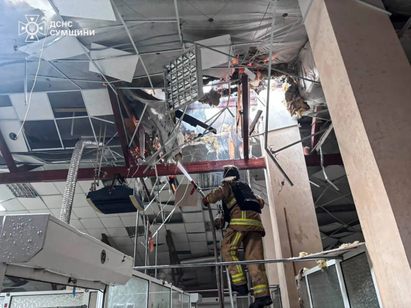 Ворог атакував Сумщину: ліквідовано пожежу в ТЦ 6