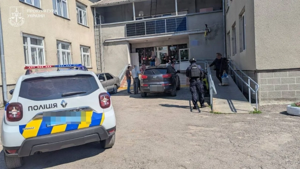 Директора інтернату на Тернопільщині затримали за торгівлю людьми 10