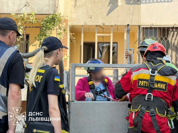 Львів: 93-річну жінку врятовано з-під завалів п'ятиповерхівки 25