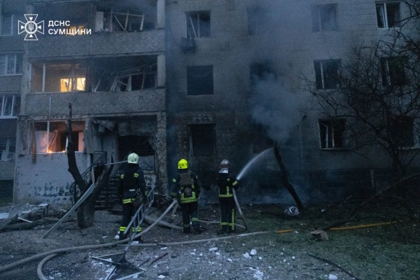 У Сумах росіяни вдарили по рятувальниках під час гасіння пожежі 16 У Сумах росіяни вдарили по рятувальниках під час гасіння пожежі 14