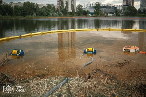 Київ: 6 діб ліквідовують нафтозабруднення озера Кирилівського 12 Київ: 6 діб ліквідовують нафтозабруднення озера Кирилівського 12