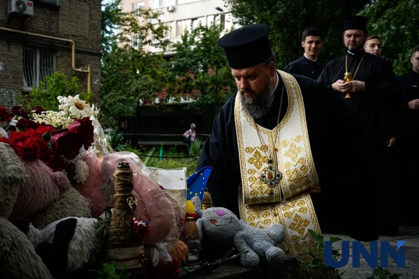 Молитва за загиблих біля зруйнованого будинку в Києві 15 Молитва за загиблих біля зруйнованого будинку в Києві 13