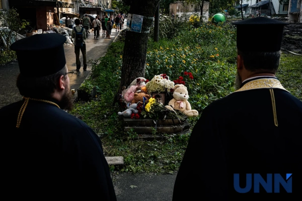 Молитва за загиблих біля зруйнованого будинку в Києві 18 Молитва за загиблих біля зруйнованого будинку в Києві 16