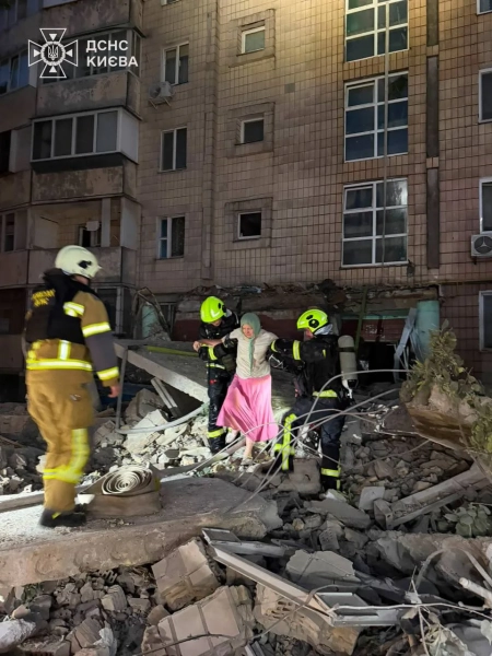 ДСНС: Наслідки обстрілу Києва – руйнування, пожежі, пошук людей 19 ДСНС: Наслідки обстрілу Києва – руйнування, пожежі, пошук людей 17