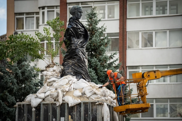 Київ: Демонтаж захисних конструкцій з пам’ятника Лесі Українці 20 Київ: Демонтаж захисних конструкцій з пам’ятника Лесі Українці 18