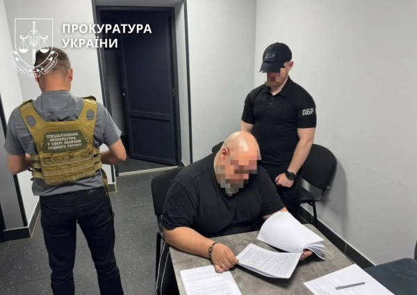Підозра керівникам медслужби: незаконно виплатили 2,35 млн грн 7 Підозра керівникам медслужби: незаконно виплатили 2,35 млн грн 7