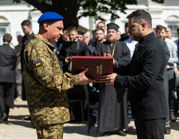 Зеленський нагородив українців до Дня Конституції