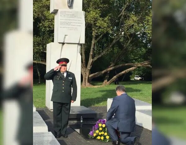 Примирення з поляками: Порошенко на колінах – як Київ допоміг