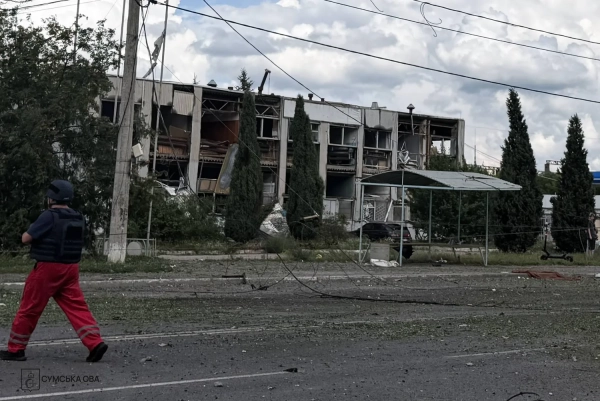 Наслідки удару КАБами по Сумах: 17 постраждалих, загинула дитина 13 Наслідки удару КАБами по Сумах: 17 постраждалих, загинула дитина 11