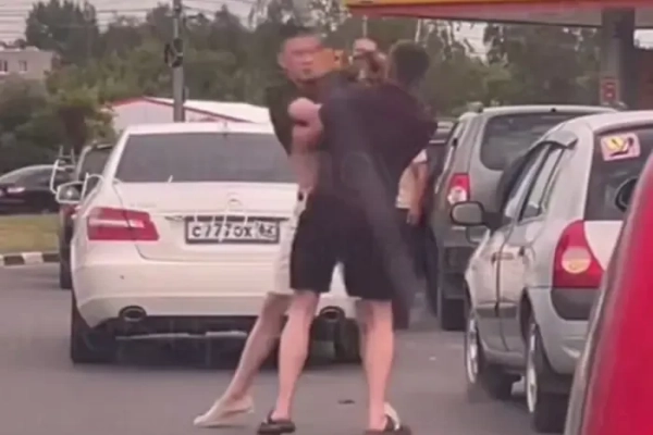 Дефіцит пального в РФ: деталі з черг та дірявих баків