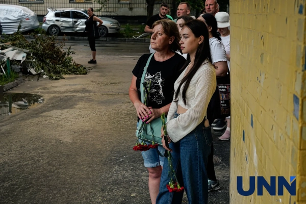 Молитва за загиблих біля зруйнованого будинку в Києві 17 Молитва за загиблих біля зруйнованого будинку в Києві 15