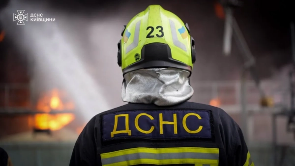Рятувальники загасили пожежу на Київщині після атаки РФ 14 Рятувальники загасили пожежу на Київщині після атаки РФ 12
